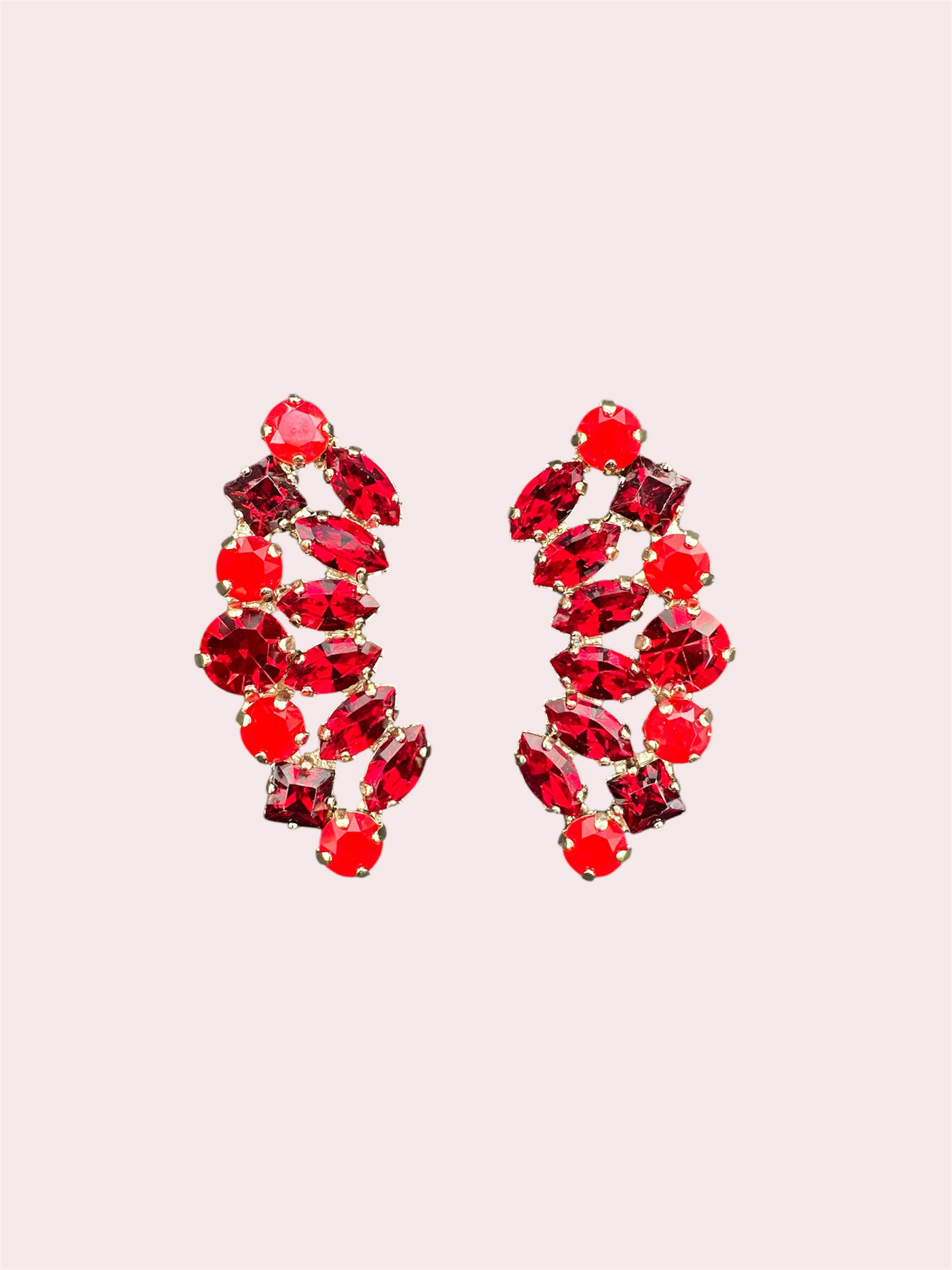 Niche oorbellen, stijlvolle Swarovski oorbellen. Maak jou statement met deze rode eyecatchers. Perfect voor een feest of bruiloft.