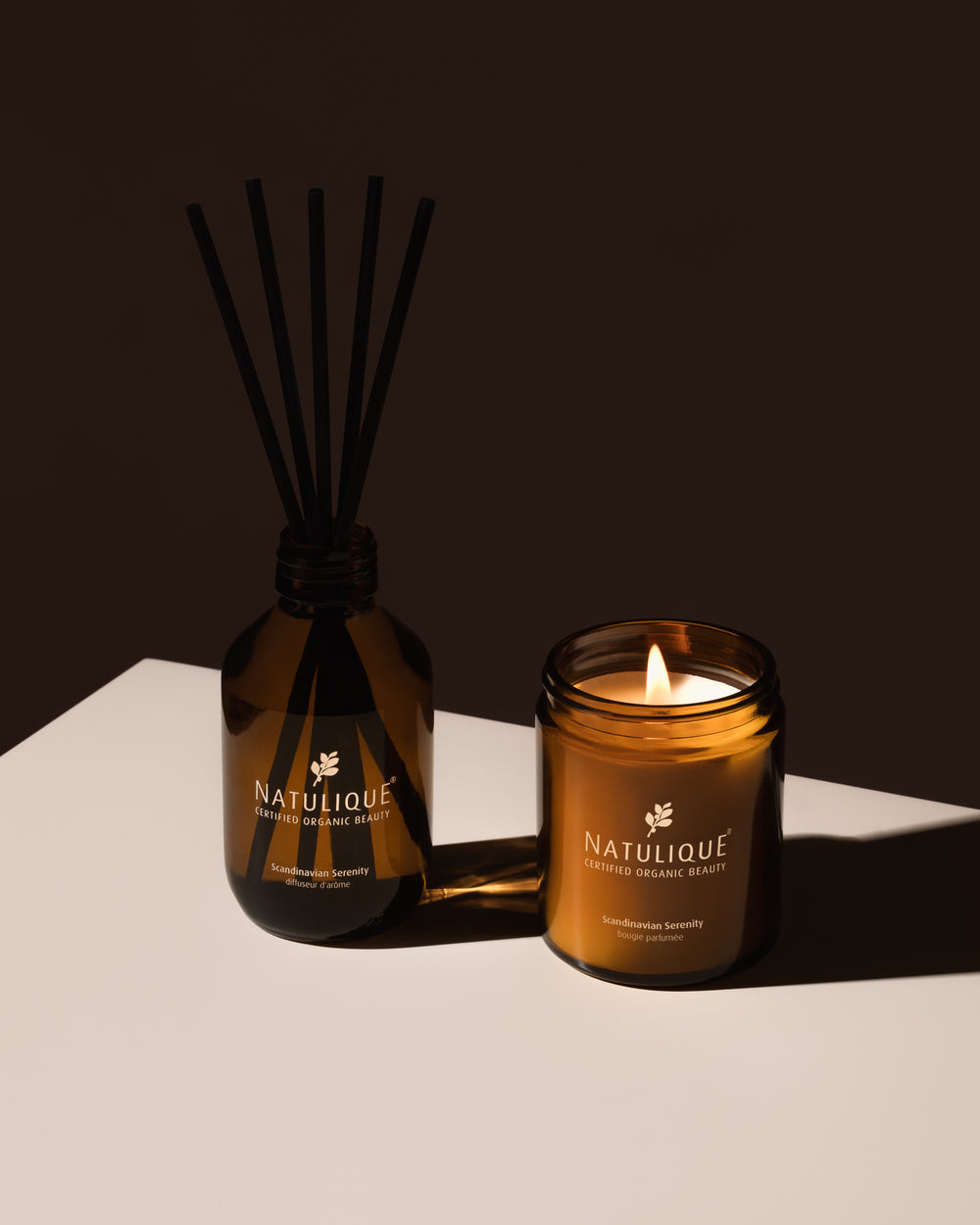 Natulique aromatherapie diffuser en kaars met bloemige en houtachtige geuren