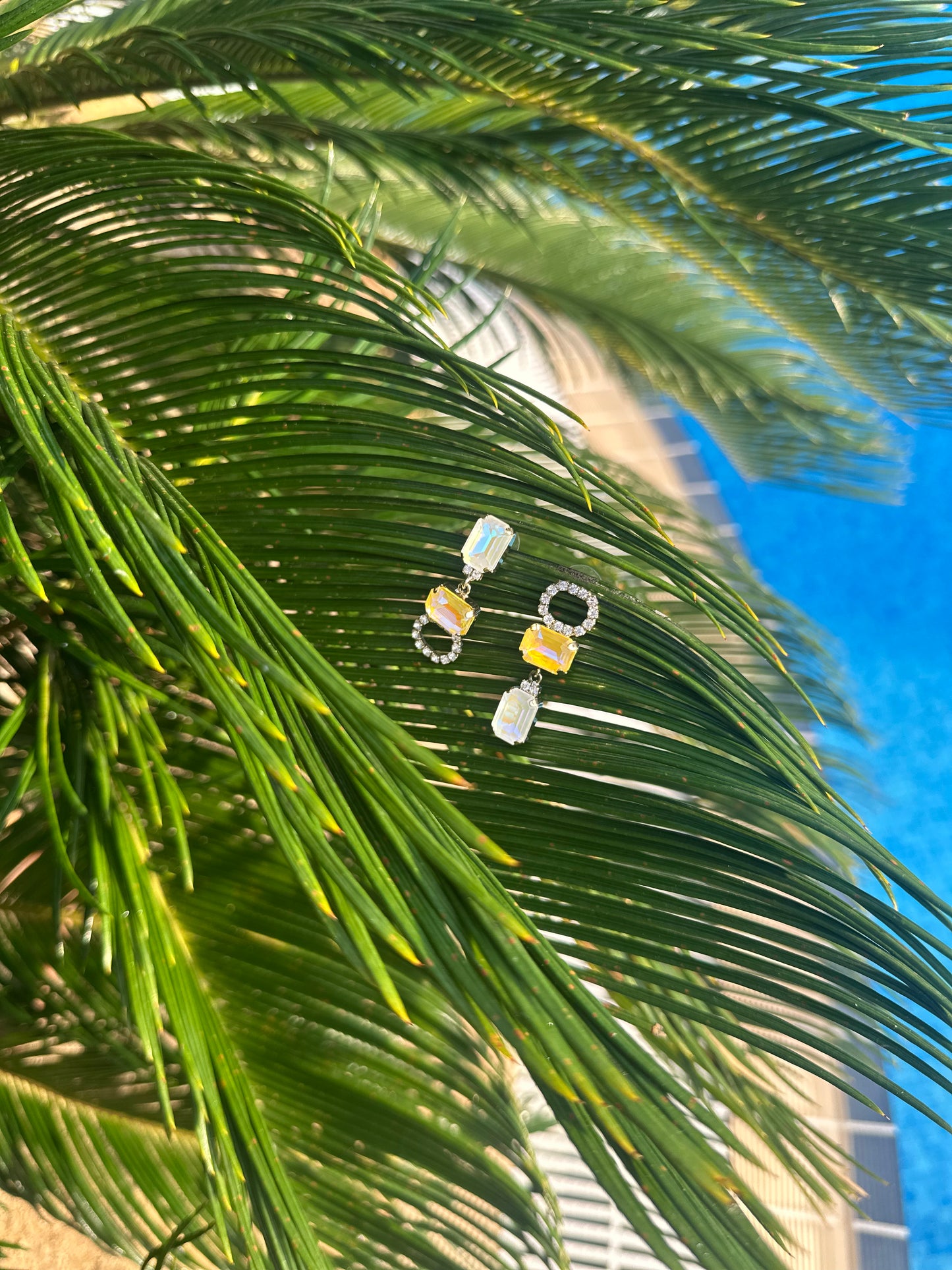 statement oorbellen ingelegd met gele/heldere swarovski stenen. Damice in Losser is officieel verkooppunt van deze niche oorbellen.  Draag ze tijdens een bruiloft of een feest. 