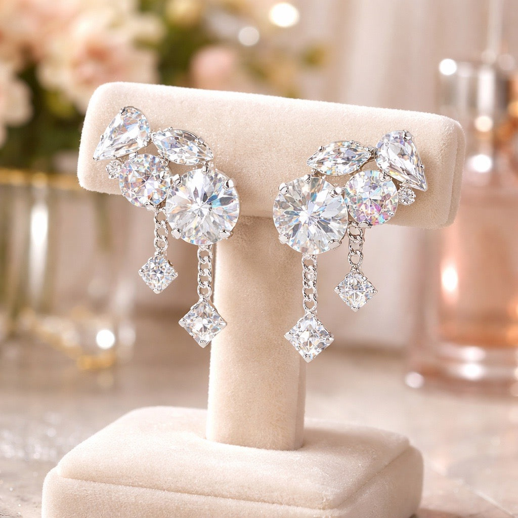 Unieke statement oorbellen in roze met gouden basis. En extra detail kettinkjes met swarovski kristallen. niche oorbellen