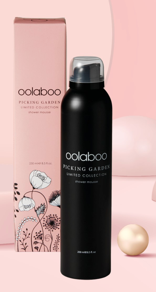 Oolaboo Picking Garden douchemousse 200 ml met roze bloemenverpakking op een roze achtergrond