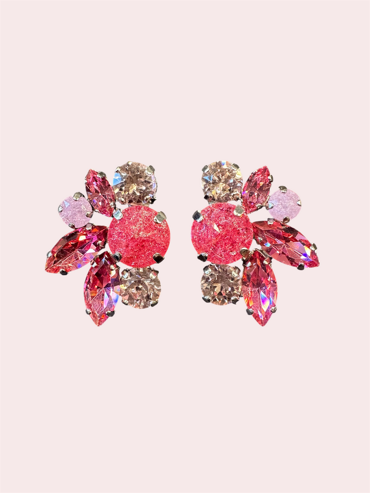 DAMICE statement oorbellen met zeven diverse dark en light pink Swarovski kristallen. Jou perfecte cadeau