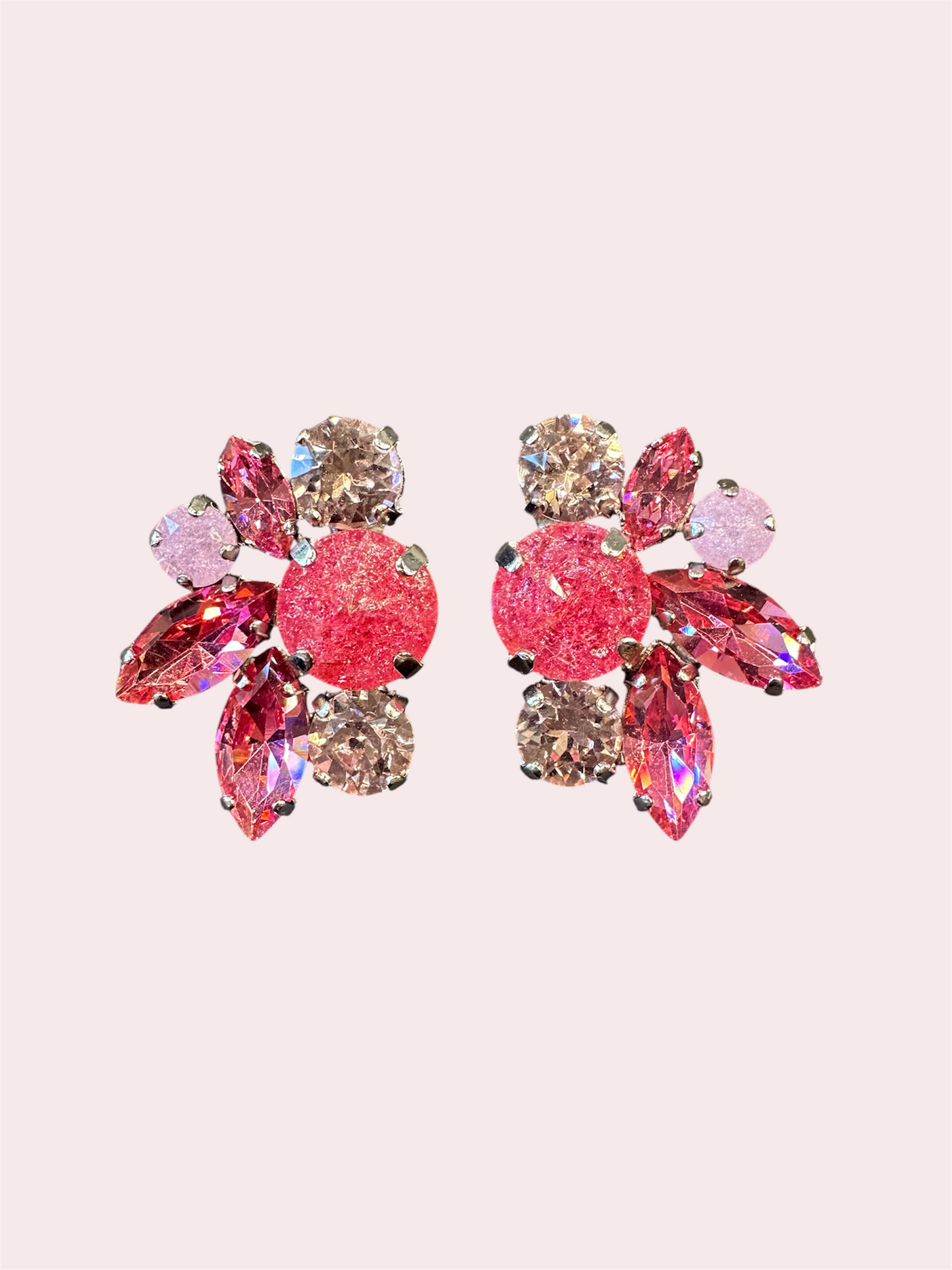 DAMICE statement oorbellen met zeven diverse dark en light pink Swarovski kristallen. Jou perfecte cadeau