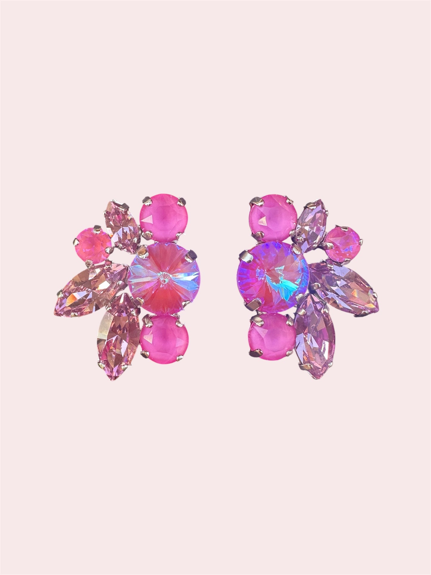 Echte roze eyecatchers, wil jij stralen tijdens een bruiloft of feest met niche oorbellen ingelegd met swarovksi. Shop dan nu in Losser