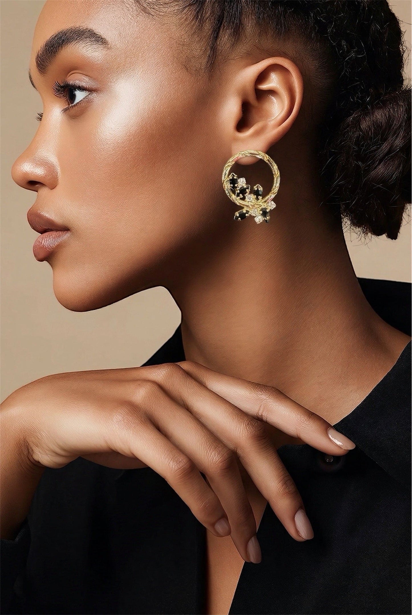 Model draagt gouden cirkel oorstekers met zwarte kristallen bloemmotief gedraaide gouden rand nikkelvrije hypoallergene statement oorbellen 3cmx2cm voor dames
