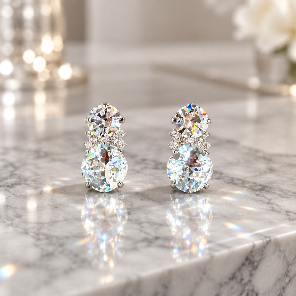 
                  
                    DAMICE Jewelry zilveren oorknoppen met twee ronde Swarovski-kristallen op marmeren ondergrond
                  
                