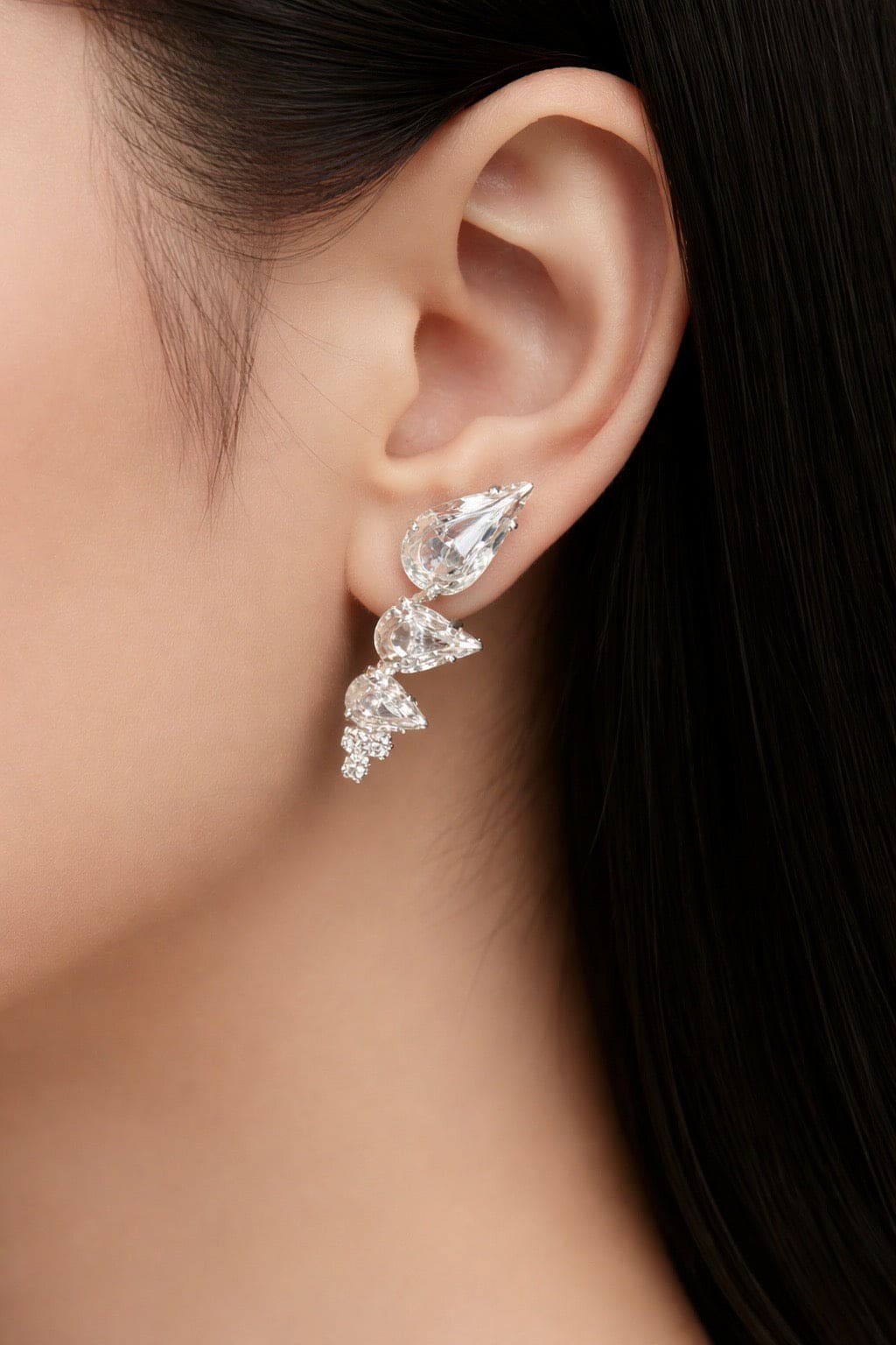 statement oorbellen die je op 2 manieren kan dragen ingelegd met heldere swarovski stenen. Damice in Losser is officieel verkooppunt van deze niche oorbellen.  Draag ze tijdens een bruiloft of een feest. 