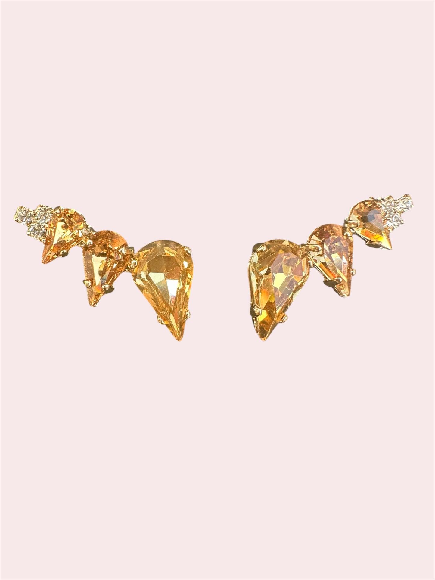Oorstekers met 3 druppelvormige stenen en kristalletjes in de kleur gold. Deze oorbel is speciaal en kan op 2 manieren worden gedragen. Oorbellen perfect voor een bruiloft of feest