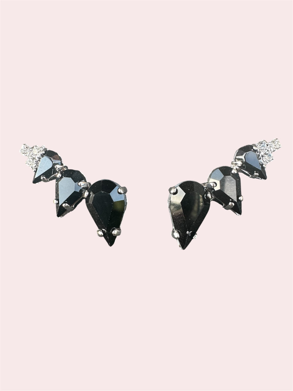 statement oorbellen die je op 2 manieren kan dragen ingelegd met zwarte swarovski stenen. Damice in Losser is officieel verkooppunt van deze niche oorbellen.  Draag ze tijdens een bruiloft of een feest. 