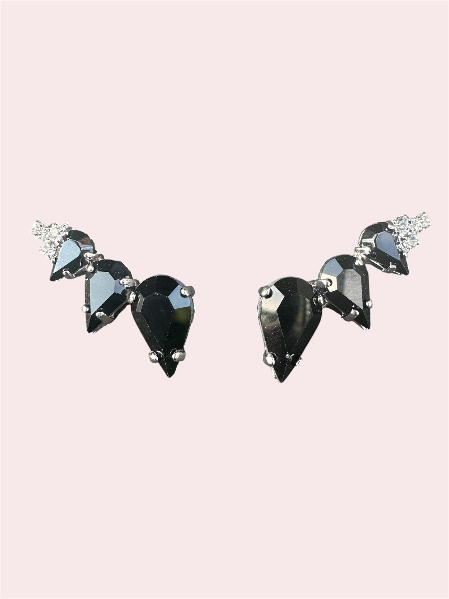 statement oorbellen die je op 2 manieren kan dragen ingelegd met zwarte swarovski stenen. Damice in Losser is officieel verkooppunt van deze niche oorbellen.  Draag ze tijdens een bruiloft of een feest. 