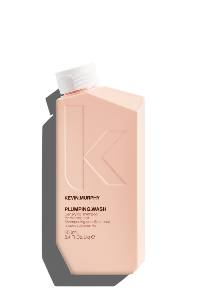 Versterkende shampoo voor fijn haar met gemberwortel en brandnetelextract om het haar te helpen 
 Revitaliseren, te verfrissen en voller te maken van Kevin Murphy.
