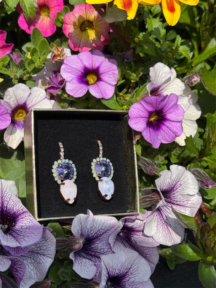De Pippa oorbellen zijn echte blikvangers, ontworpen voor vrouwen die houden van subtiele luxe en stijlvolle details. 