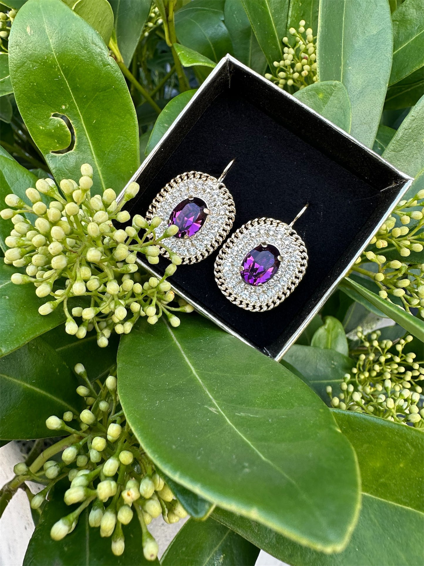 Ravello Crystal Purple niche oorbellen, hier wil je mee gezien worden. Draagcomfort is ligt en perfect. 