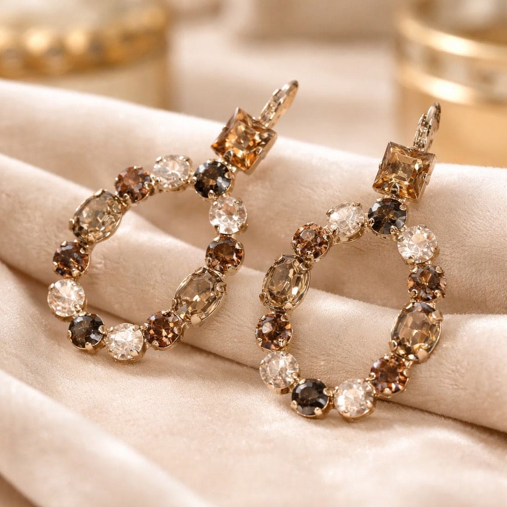 Romagna silk brown , val op met deze oorhangers. niche oorbellen ingelegd met bruine Swarovski kristallen. Maak jou outfit uniek en straal met prachtige oorbellen