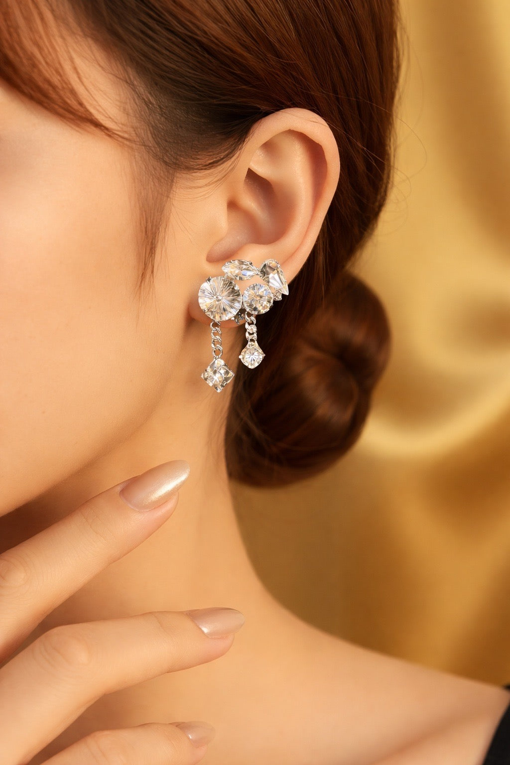 Unieke statement oorbellen in roze met gouden basis. En extra detail kettinkjes met swarovski kristallen. 