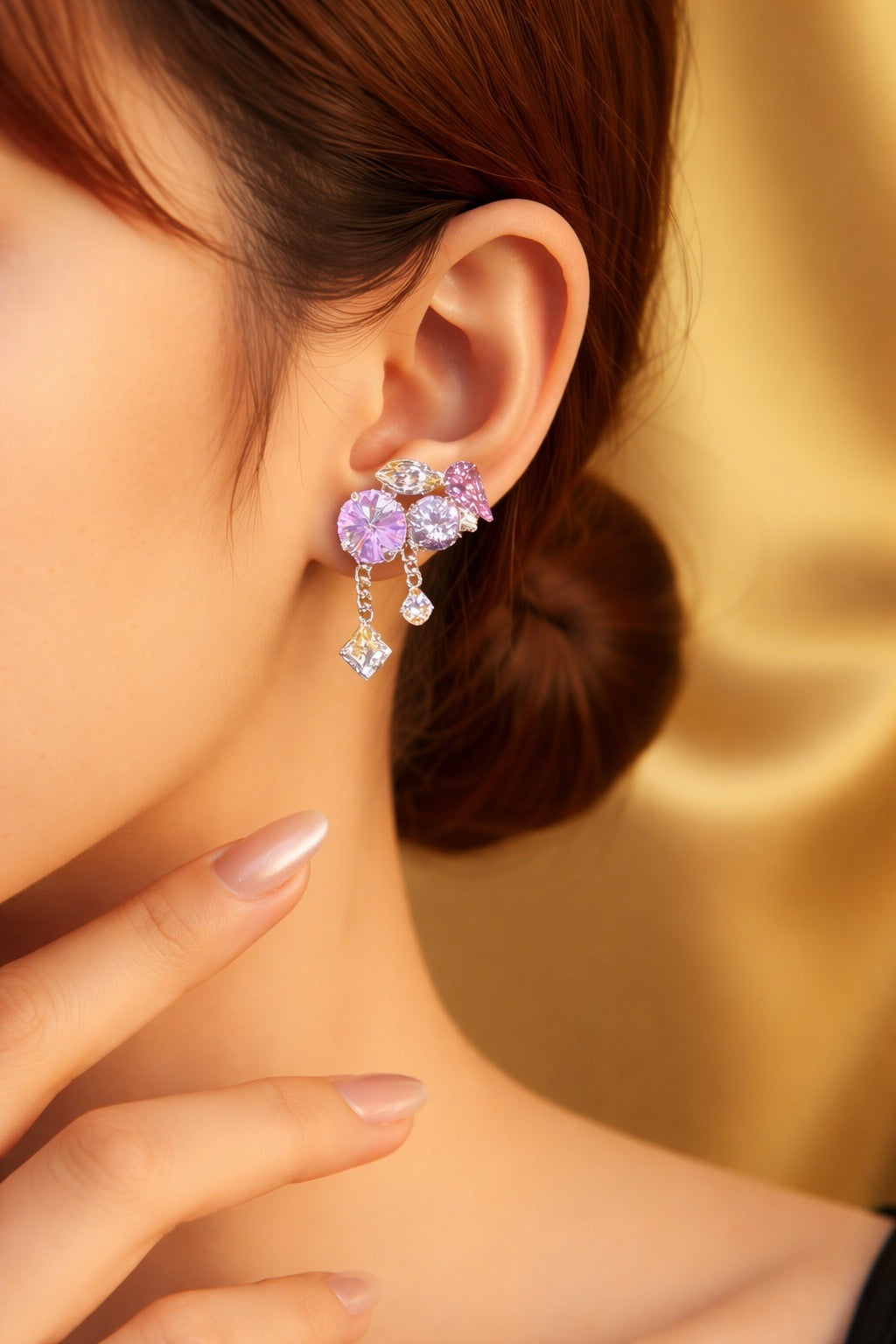 Unieke statement oorbellen in paars / zilver met zilveren basis. En extra detail kettinkjes met swarovski kristallen.