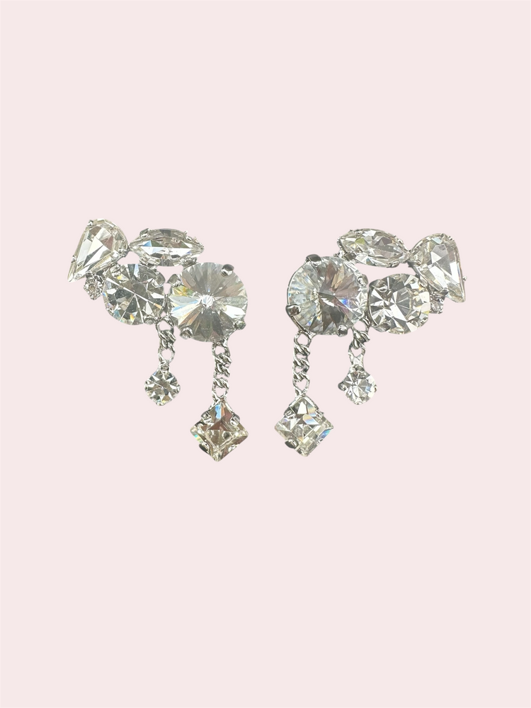 Unieke statement oorbellen in roze met gouden basis. En extra detail kettinkjes met swarovski kristallen. 