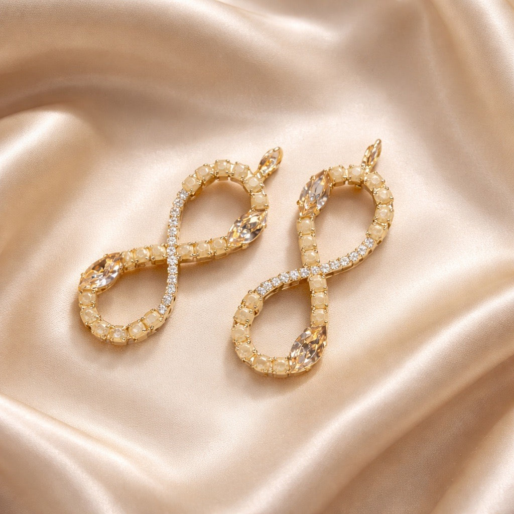 DAMICE Infinity statement oorbellen soft beige ingelegd met Swarovski kristallen - hypoallergeen nikkelvrij