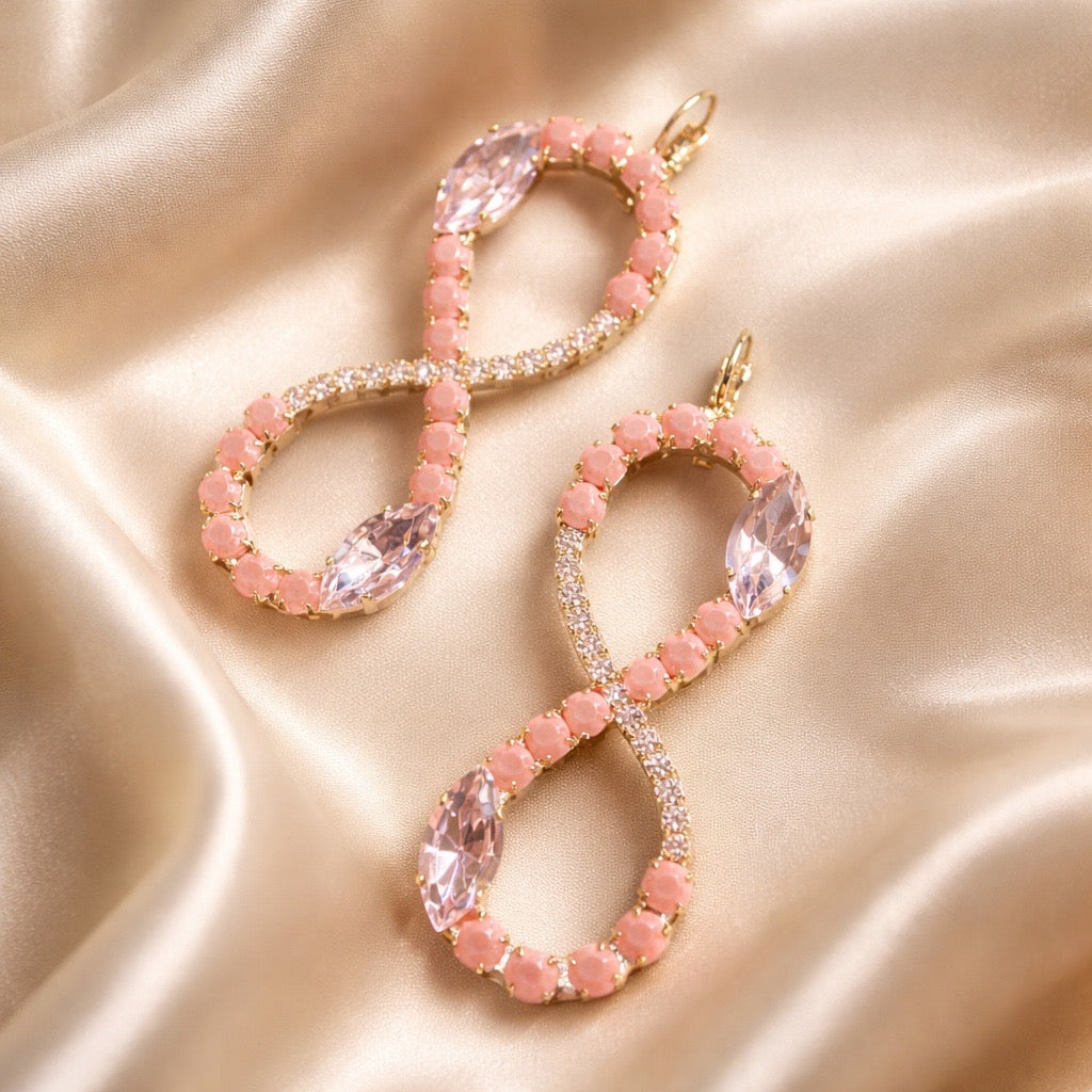 DAMICE Infinity statement oorbellen pink ingelegd met hoogwaardige kristallen - hypoallergeen nikkelvrij verguld goud