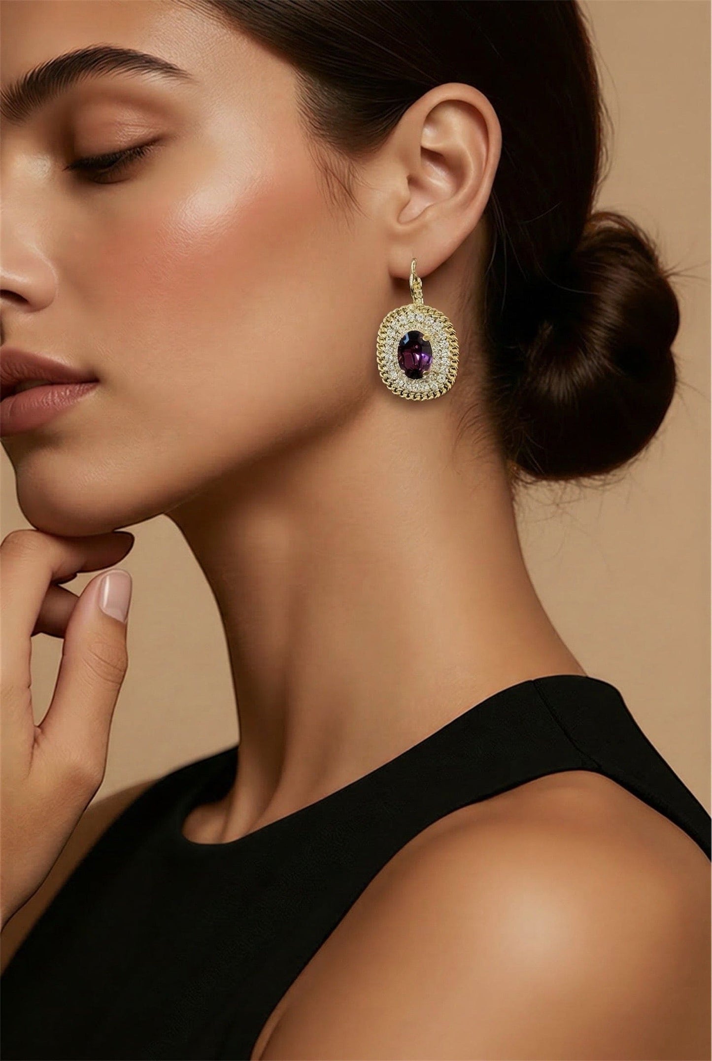 
                  
                     Luxe gouden oorbellen met ovale paarse kristal en transparante kristallen, veilige haaksluiting nikkelvrije en hypoallergene statement oorhangers voor dames

                  
                