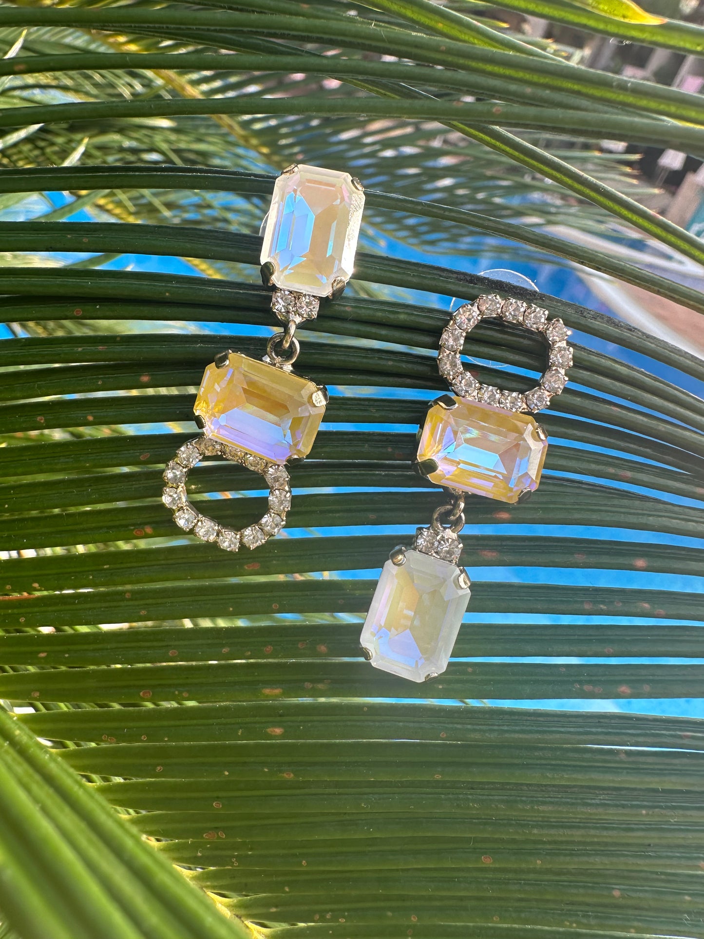 
                  
                    Luana yellow gold, statement oorbellen ingelegd met gele/heldere swarovski stenen. Damice in Losser is officieel verkooppunt van deze niche oorbellen.  Draag ze tijdens een bruiloft of een feest. 
                  
                