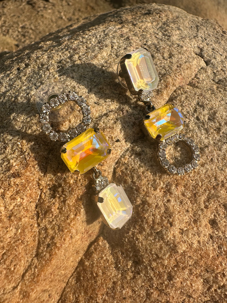 Luana yellow gold oorbellen, statement oorbellen ingelegd met gele/heldere swarovski stenen. Damice in Losser is officieel verkooppunt van deze niche oorbellen.  Draag ze tijdens een bruiloft of een feest. 