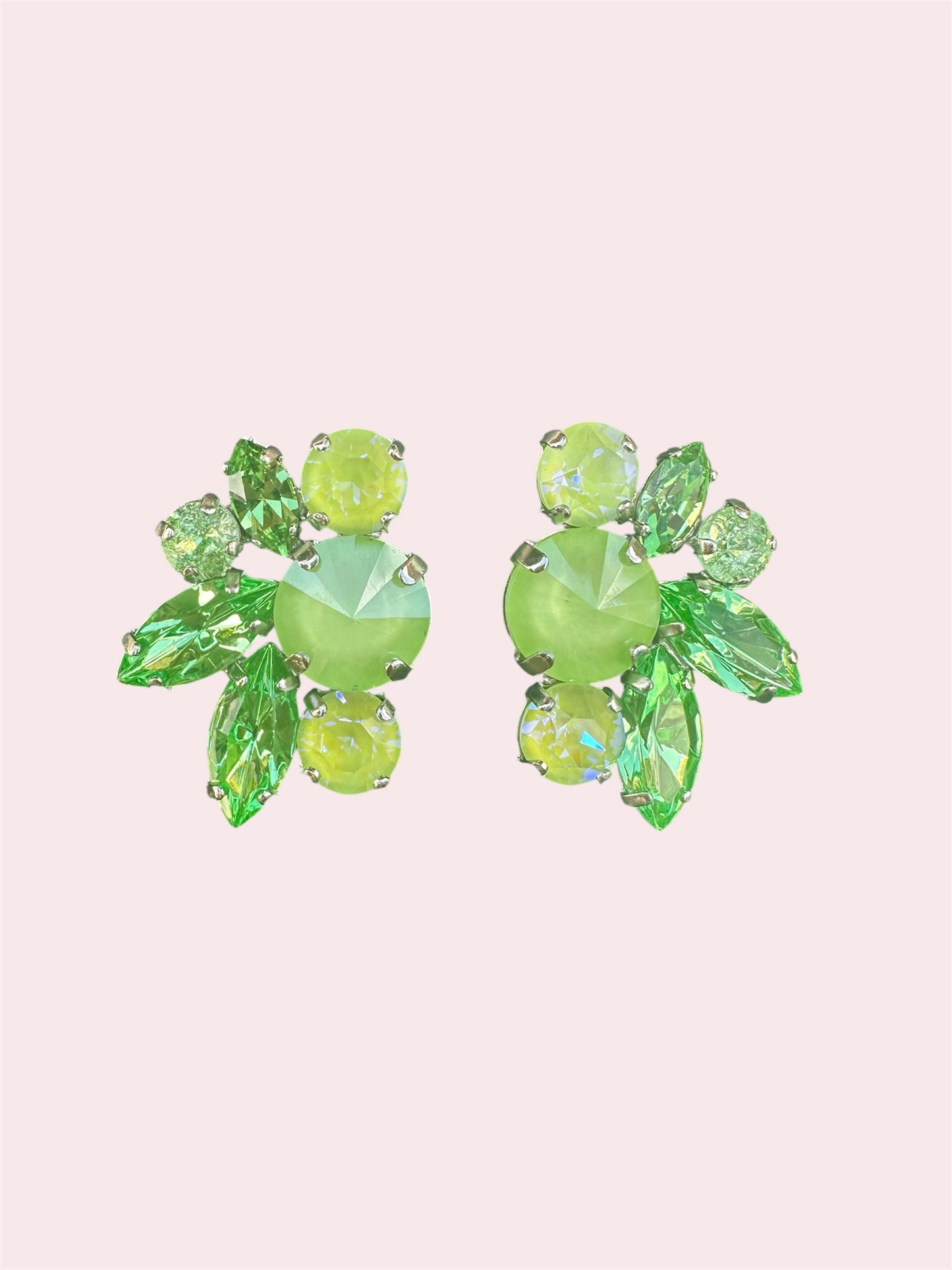 echte groene eyecatchers, wil jij stralen tijdens een bruiloft of feest met niche oorbellen ingelegd met swarovksi. Shop dan nu in Losser